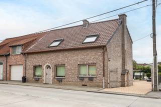 TE KOOP IN GERAARDSBERGENCharmante gezinswoning met tuin, 3 SLP en bureauDeze te renoveren woning met charme vormt een ideale basis voor gezinnen die...
