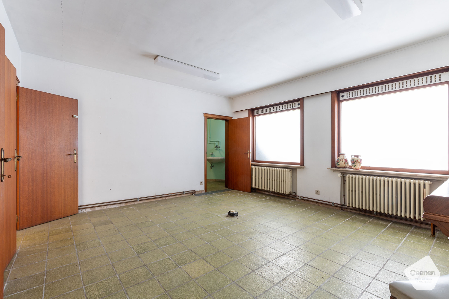 Wonen en werken in het hart van Ruddervoorde ! Deze woonst omvat 5 slaapkamers &amp; 2 garages! - foto 2