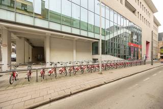 Vergund studentengebouw op een uitstekende AAA locatie, tegenover de AP Hogeschool, in het centrum van Antwerpen. Het pand beschikt over 10 gemeubelde kamers, waarvan 4 studio’s, een fietsenberging, technische ruimte, ruime kelder, aparte keuken en sanitaire voorzieningen zoals 2 aparte douches en 2 toiletten. Elke kamer is voorzien van een eigen wastafel, en sommige kamers hebben een eigen keuken. Het gebouw werd volledig gerenoveerd in 2015, met een renovatie van de kamers 3, 4, 9 en 10 in 2022.<br /><br />Het pand is uitgerust met dubbele beglazing, voldoet volledig aan de brand- en rookdetectievoorschriften, heeft gasverwarming, en biedt internet en wifi. Deze eigendom heeft een groen label gekregen en we beschikken over 10 geldige conformiteitsattesten. Alle kamers zijn momenteel volledig gemeubileerd en verhuurd op basis van een 12-maandencontract.<br /><br />De jaarlijkse huurinkomsten (academie 25/26) voor de kamers bedragen momenteel €64000. Daarnaast zijn er verschillende extra jaarlijkse inkomsten, zoals de verhuur van de gevel voor de plaatsing van publiciteitsborden (€752 per jaar) en voor commerciële muurschilderingen (ongeveer €4.500 per jaar). De huidige netto-opbrengst bedraagt ongeveer €60.000, met potentieel om dit verder te optimaliseren tot ongeveer €65.000.<br /><br />Indeling:
<ul>
	<li>Kelder</li>
	<li>Gelijkvloers: Fietsenberging, douche, toilet, gemeenschappelijke keuken, Kamer 1 (12 m²), Kamer 2 (12 m²)</li>
	<li>1e Verdiep: Kamer 3 (12 m² met mezzanine), Kamer 4 (13 m² met mezzanine), Kamer 5 (14,5 m²)</li>
	<li>2e Verdiep: Kamer 6 (21,5 m²), Kamer 7 (19,7 m²)</li>
	<li>3e Verdiep: Kamer 8 (22 m²), Kamer 9 (14 m²), douche en toilet</li>
	<li>4e Verdiep: 2-persoonskamer (38,77 m²)</li>
</ul>
<br />Meer details, zoals de plattegronden, gedetailleerde huurinkomsten, kosten, EPC en keuringen, kunnen worden verstrekt na contact. U kunt alvast enkele documenten uploaden via onze website.<br /><br />Voor meer informatie kunt u ons een e-mail sturen naar info@wellimmo.net of bellen naar 03 225 00 68.