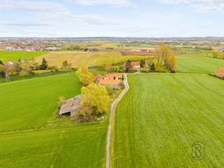 <p>Te renoveren of af te breken hoeve op een uitzonderlijk rustige en landelijke ligging, midden in uitgestrekte akkers en met een prachtig open zicht.</p>
<p>Deze eigendom biedt een zeldzame opportuniteit voor wie droomt van landelijk wonen met maximale vrijheid. Het perceel van 2.755 m² vormt een mooie basis voor een renovatieproject of een volledige heropbouw, waarbij de aanwezige bijgebouwen extra mogelijkheden bieden naar indeling, opslag of bijgebouwen op maat van uw project.</p>
<p>De open omgeving zorgt voor een gevoel van ruimte, rust en privacy, terwijl de woning toch vlot bereikbaar blijft.</p>
<p>Een bijkomende troef is de mogelijkheid om extra grond van ca. 500 m² aan te kopen. Bovendien is er reeds een goedgekeurde functiewijziging van landbouw naar woning met woningbijgebouwen, wat dit pand bijzonder interessant maakt voor wie toekomstgericht wil bouwen of investeren.</p>
<p>Een unieke kans voor liefhebbers van het buitenleven die op zoek zijn naar een project met karakter en potentieel.<br /><br />Te koop via Immo Beguin, jouw vastgoedexpert sinds 2009, met kantoren in Ronse, Waregem, Kortrijk, Deinze, Doornik en Lessines.<br />Meer info of plan je bezoek: wim@immobeguin.be</p>