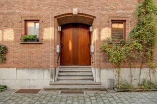 <p><span>Welkom in deze instapklare gezinswoning met vier slaapkamers en inpandige garage, de ideale woonst voor wie ruimte en kwaliteit zoekt. Deze Paterswoning, gelegen in het residentieel project 'Patershof', biedt 234 vierkante meter aan woonoppervlakte en hedendaags comfort. </span></p><p><span> </span></p><p><span>Bij binnenkomst ontdekt u meteen de indrukwekkende inkom- en traphal, waar elegantie en moderniteit heersen. De woning beschikt over vier slaapkamers, elk met voldoende licht en karakter. De badkamer werd voorzien van een douche in combinatie met een ligbad, comfort en functionaliteit verzekerd.</span></p><p><span> </span></p><p><span>Het hart van deze woning is zonder twijfel het ruime woon- en keukengedeelte. De open keuken is voorzien van hoogwaardige inbouwapparatuur en voldoet aan alle hedendaagse verwachtingen. De aangrenzende eet- en woonkamer vormt een groot, licht en gastvrij geheel met toegang tot het terras. </span></p><p><span> </span></p><p><span>Heel praktisch en enorm gegeerd in de binnenstad, is de ruime inpandige garage waar gemakkelijk een auto, fietsen en extra opbergmogelijkheden voorzien zijn. Bovendien is de woning al voorzien op heel wat energiebesparende technologie met zonnepanelen en een thuisbatterij.</span></p><p><span> </span></p><p><span>Kortom, deze woning combineert traditioneel karakter met modern comfort en is uitermate geschikt voor gezinnen die houden van het bruisende stadscentrum.</span></p><p><span> </span></p><p><span>Indeling: </span></p><p><span> </span></p><p><span>Gelijkvloers: </span></p><p><span> </span></p><p><span>- inkomhal en gastentoilet</span></p><p><span>- lichtrijke woon- en eetruimte</span></p><p><span>- keuken</span></p><p><span>- ruime, inpandige garage</span></p><p><span> </span></p><p><span>Eerste verdieping: </span></p><p><span> </span></p><p><span>- 4 slaapkamers</span></p><p><span>- nachthal en bureauruimte</span></p><p><span>- badkamer</span></p><p><span> </span></p><p><span>Troeven: </span></p><p><span> </span></p><p><span>- gelegen binnen de historische stadskern van Mechelen </span></p><p><span>- praktische, inpandige garage</span></p><p><span>- grote kelderruimtes</span></p><p><span>- dak vernieuwd en geïsoleerd</span></p><p><span>- Zonnepanelen en thuisbatterij</span></p><p><span>Ben je geïnteresseerd in deze woning te koop in Mechelen, ben je op zoek naar ander vastgoed of wens je de waarde van jouw eigendom te kennen? Dan ben je bij BOLT Immo aan het juiste adres! Wij helpen jou graag verder.</span><span> </span></p><p><span> </span></p><p><span> </span></p>
