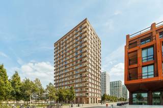 <p><strong>Lichtrijk appartement met zicht op de Schelde aan het Eilandje</strong><br /><br />Op een absolute toplocatie aan het Kattendijkdok, in de gegeerde residentie Westkaai (Toren 5), bevindt zich dit instapklare appartement op de zesde verdieping. Hier woont u op een van de mooiste locaties van Antwerpen, met een prachtig uitzicht op de Schelde, terwijl het bruisende Eilandje, het MAS, gezellige restaurants, winkels en openbaar vervoer zich op wandelafstand bevinden.<span></span></p>
<p>Het appartement, gebouwd in 2016, combineert een moderne architectuur met een kwalitatieve afwerking en een doordachte indeling.</p>
<p>Via de inkomhal met praktische technische berging komt u terecht in de lichtrijke leefruimte, afgewerkt met een warme parketvloer. De grote raampartijen zorgen voor een overvloed aan natuurlijk licht en bieden een prachtig uitzicht op het water. De volledig geïnstalleerde open keuken sluit naadloos aan op de leefruimte en beschikt over alle hedendaagse comfort, inclusief een vaatwasser.</p>
<p>Vanuit zowel de leefruimte als de keuken heeft u toegang tot het zuidgericht, overdekt terras, waar u in alle rust kunt genieten van de zon en het unieke uitzicht over de Schelde.</p>
<p>Via de nachthal bereikt u de ruime slaapkamer, eveneens met een prachtig open zicht. De badkamer is uitgerust met een ligbad met douchesysteem, een wastafel, een handdoekradiator en een aansluiting voor een wasmachine. Daarnaast beschikt het appartement over een afzonderlijk gastentoilet met handenwasser.</p>
<p>Extra opbergruimte vindt u in de privatieve kelderberging op niveau -2. Bovendien is er een gemeenschappelijke fietsenberging aanwezig.</p>
<p>Een ondergrondse autostaanplaats op niveau -1 dient verplicht mee aangekocht te worden aan €35.000.</p>
<strong>Troeven</strong><br /><br />- Gelegen in de prestigieuze residentie Westkaai (Toren 5)<br />- Bouwjaar 2016<br />- Zesde verdieping met prachtig zicht op de Schelde<br />- Zuidgericht overdekt terras<br />- Lichtrijke leefruimte met parket<br />- Kelderberging inbegrepen<br />- Gunstig EPC<br />- Gemeenschappelijke fietsenberging<br />- Ondergrondse parkeerplaats verplicht aan te kopen (€35.000)<br />
<p><br />Een ideale woonst voor wie op zoek is naar een modern appartement met een hoogwaardige afwerking, een uitzonderlijke ligging en een fenomenaal uitzicht aan het Eilandje.</p>
<p>Interesse? Contacteer Xander via 0497 18 10 84 of xander@reds.be voor meer informatie of een bezoek ter plaatse.</p>