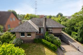 Deze karaktervolle woning uit de jaren ’60 combineert de charme van toen met het moderne wooncomfort van vandaag. Dankzij de grote raampartijen...