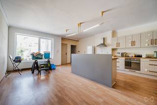 We Invest Mons est fier de vous présenter cet immeuble de rapport composé de 5 unités.Le bien se compose de 3 studios, d'un appartement 1 chambre...