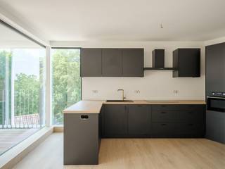 Dit prachtige appartement in Sint-Denijs-Westrem, nabij Gent, biedt een unieke combinatie van licht, ruimte en comfort. Gelegen op de...