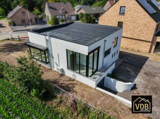 <p><span>Moderne vrijstaande droomwoning met 3 ruime slaapkamers, inpandige garage en grote bruikbare kelder op een perceel van 714 m². </span></p><p><span>Deze volledig gerenoveerde open bebouwing is rustig gelegen ter hoogte van de </span><span>Heirbaan 76 in Elen (Dilsen-Stokkem)</span><span>. Op enkele minuten ben je in Maaseik en Nederland, in Dilsen-Stokkem. Dankzij het gunstige </span><span>EPC-label B</span><span> geniet u van een uiterst energiezuinige thuis, zonder enige renovatieverplichting. Intern werd de woning volledig gestript en vanaf nul gerenoveerd, muren uitgebroken tot een prachtige moderne woning met grote ruimtes en zeer veel lichtinval ...</span></p><p><span>Een </span><span>extra stukje grond van 2a38ca</span><span> voor 12.500 € achterliggend is bijkomend te kopen. Er kan een extra terras worden aangelegd en het bestaande asfalt kan worden hersteld mits een beperkte meerprijs.</span><span><br /></span><span>“Soms heeft je verbeeldingskracht een klein duwtje nodig” en daarom voorzien we de fotogallerij van AI renders</span><span>. Zo krijg je meteen een realistisch en inspirerend beeld van de mogelijkheden.<br /> </span></p><p><span>Wonen in alle comfort</span></p><p><span>Deze moderne - karaktervolle split-level woning uit 1965 werd 2026 volledig - en met oog voor detail - vernieuwd. De focus op kwaliteit en lichtinval zorgt voor een unieke woonervaring:</span></p><ul><li><span>Lichtrijke leefruimtes:</span><span> Grote raampartijen zorgen voor een enorme lichtinval in de leefruimte;</span></li><li><span>Modern comfort:</span><span> De woning is volledig afgewerkt met nieuwe vloeren, strak pleisterwerk en moderne verlichtingsarmaturen, prachtige deuren; condenserende gasketel met radiatoren en airco;</span></li><li><span>Klimaatbeheersing:</span><span> De leefruimte is voorzien van </span><span>airconditioning</span><span> voor een optimaal binnenklimaat, het hele jaar door;</span></li><li><span>Droomkeuken:</span><span> De gloednieuwe, ingebouwde keuken is volledig uitgerust en klaar voor elke hobbykok;</span></li><li><span>Veranda:</span><span> In het verlengde van de leefruimte vindt u een sfeervolle veranda met een mooi uitzicht op de tuin;</span></li><li><span>De woning is </span><span>omheind</span><span>.</span></li></ul><p><span>Ruimtelijke indeling</span></p><p><span>De woning is slim ingedeeld over verschillende niveaus:</span></p><ul><li><span>Gelijkvloers: In</span><span>komhal met gastentoilet, leefruimte met airco, nieuwe keuken en een leef veranda;</span></li><li><span>+ 1/2de verdieping:</span><span> Twee ruime slaapkamers en de nieuwe badkamer met inloopdouche, een modern meubel met 2 wasbakken, een extra kast en sierradiator;</span></li><li><span>- 1/2de verdieping - garage & extra slaapkamer:</span><span> De garage is voorzien van een nieuwe sectionaalpoort aan de voorzijde, de wasplaats met aansluitingen voor de wasmachine en droogkast; de 3de slaapkamer;</span></li><li><span>Kelder:</span><span> Een volledig waterdicht afgementeerde kelder onder het leefgedeelte met een nieuwe verwarmingsinstallatie en een extra sectionaalpoort aan de achterzijde voor gemakkelijke toegang met fietsen of tuingereedschap.</span></li></ul><p><span>Totale renovatie voor gemoedsrust / geen renovatieverplichting</span></p><p><span>Deze woning is technisch en esthetisch volledig up-to-date:</span></p><ul><li><span>Technieken:</span><span> Volledig nieuwe elektriciteit (AREI-conform gekeurd voor 25 jaar), centrale verwarming met radiatoren en condenserende gasketel en vernieuwd sanitair.</span></li><li><span>Isolatie & Buitenzijde:</span><span> Nieuwe ramen met ALU-profielen, nieuw plat dak geïsoleerd volgens huidige norm, spouwmuurisolatie en fris geschilderde gevels.</span></li><li><span>Tuin:</span><span> De tuin is genivelleerd en voorzien van nieuw gras en wordt volledig omheind.</span></li></ul><p><span>Plannetjes en documenten:</span></p><p><span>Alle relevante documenten zijn te downloaden in de rubriek "downloads" op onze website; de plannen zijn schetsen bij benadering.</span></p><p><span>Interesse in deze unieke parel?</span></p><p><span>Neem voor meer informatie of een bezoek contact op met </span><span>Marie-Paule</span><span> op </span><span>0476/959 958</span><span> of bezoek </span><span>www.vdb.immo</span><span>.</span></p>