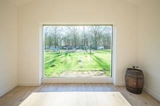 Op zoek naar een betaalbaar tweede verblijf waar je meteen kan genieten van rust, natuur en comfort?Deze volledig gerenoveerde chalet op het groene...