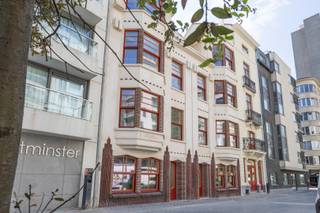 <strong>Stijlvol gerenoveerd tweeslaapkamerappartement in iconische art-decoresidentie, hartje stad</strong><br />Ontdek dit prachtig vernieuwde appartement in een charmante, volledig gerenoveerde art-decoresidentie. Gelegen op een toplocatie in het centrum, combineert deze woning tijdloze elegantie met hedendaags wooncomfort.<br />Het appartement beschikt over een lichtrijke leefruimte met hoge plafonds, een moderne open keuken met kwaliteitsvolle inbouwtoestellen, twee ruime slaapkamers en twee badkamers. De volledige renovatie werd met oog voor detail uitgevoerd en biedt een perfecte mix van karakter en modern gemak.<br />Dankzij de centrale ligging bevinden winkels, restaurants, openbaar vervoer en het strand zich op wandelafstand. Een unieke kans voor wie houdt van charme, comfort én een bruisende stadsomgeving.
<ul>
	<li>Oppervlakte: 80 m² + terrras</li>
	<li>EPC: 62,85 kWh</li>
	<li>Gemeenschappelijke fietsberging</li>
</ul>