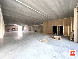 Dit prachtig nieuw modern pand bevindt zich op de Antwerpsesteenweg 114 (N70) in Lochristi.DE commerciële locatie bij uitstek!Gemakkelijk bereikbaar,...