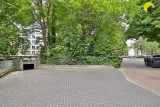 Une place de parking est à vendre dans le parking souterrain situé au 9-11, avenue Roest d'Alkemade.   * Pas de poteaux gênants * Stationnement...