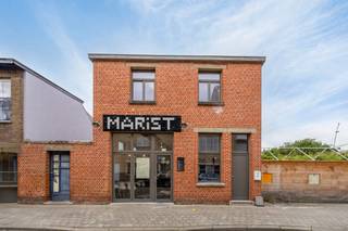 <p><strong>Handelszaak met naastgelegen open ruimte op 295m². Momenteel ingericht als frituur met bovengelegen studio. Geen asbest of renovatieverplichting. Grondige renovatie in 2014. CV ketel op gas (2024). Naast open ruimte nog aparte parking pal naast het perceel. <br /><br />Ligging: </strong>gelegen in hartje Herentals op een commercieel interessante locatie met vlotte verbinding dankzij nabijgelegen invalswegen. <br /><br /><strong>Indeling: </strong>eetruimte met geïnstalleerde frituur, (speel)hoek met apart toilet, bijkeuken. Inkom studio. <strong>+1:</strong> leefruimte met open keuken, slaapruimte met open badkamer. <strong>Buiten:</strong> terras, open verharde ruimte. </p>
<p><strong>Indeling:</strong> De gelijkvloerse verdieping is momenteel ingericht als een frituur bestaande uit eetgelegenheid met aparte (speel)hoek en apart toilet. Aansluitend is er nog een bijkeuken alsook toegang naar de buitenruimte. Een aparte toegang geeft doorgang naar de studioverdieping. Deze beschikt over een leefruimte met open keuken en een slaapruimte met open badkamer. <br />Buiten beschik je over een grote open, verharde ruimte met afgebakend terras waar je nog veel mogelijkheden hebt. Het perceel grenst bovendien rechts aan een servitude met naastgelegen openbare parking. <br />Het gebouw werd grondig gerenoveerd in 2014. Werken zoals (het uitbreken, isoleren en vernieuwen van) de vloer, het vervangen van het buitenschrijnwerk, en het isoleren van het hellend en platte dak en het vernieuwen van de elektriciteit werden voorzien. Ook de CV ketel werd zopas (2024) nog vernieuwd.  <br /><br />Wordt dit uw nieuwe investering of uitbating met bovengelegen woonst? Maak dan snel een afspraak. </p>