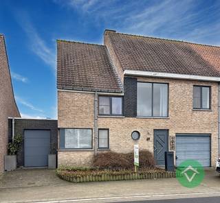 Deze instapklare woning is gelegen in het centrum van Koekelare op een grondoppervlakte van 510 m² en heeft een bewoonbare oppervlakte van 291 m².De...