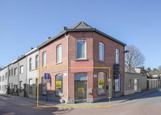 Deze <strong>recent vernieuwde kantoorruimte</strong> bevindt zich op het gelijkvloers van een kleinschalig en goed onderhouden gebouw. Met een <strong>oppervlakte van zo'n 40m² </strong>biedt dit pand veel mogelijkheden voor diverse professionele activiteiten, zoals een kantoor, praktijkruimte of zelfstandige dienstverlening. De moderne afwerking en grote ramen zorgen voor een lichte en aangename werkruimte. <strong>Elektriciteit is volledig conform,</strong> gas- en wateraansluiting zijn voorzien. Er is tevens een handige opbergkelder aanwezig. <br /><br />De <strong>bijhorende autostaanplaats, inbegrepen in de prijs,</strong> is een belangrijke meerwaarde en biedt extra comfort in het centrum van Moorsel, waar parkeerplaatsen schaars zijn.<br /><br /><strong>De ligging is ideaal, midden in het centrum van Moorsel, </strong>op korte afstand van lokale winkels, scholen en openbaar vervoer, wat zorgt voor een uitstekende bereikbaarheid voor klanten en medewerkers. Kortom deze kantoorruimte is perfect voor wie een praktische, goed gelegen werkplek zoekt! Voor meer info en/of een bezoek ter plaatse, contacteer ons via tijl@immotijl.be of 0477 44 86 11.<br /><br />Het appartement op de eerste verdieping (121m² - 3 slpk) is optioneel te koop met een vraagprijs van 259.000 euro.