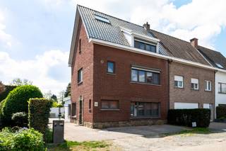 Pal in het centrum, maar toch rustig gelegen. Deze ruime woning met 5 slaapkamers en 2 badkamers biedt het ideale wooncomfort voor grotere gezinnen.<br />Dankzij de centrale ligging woont u hier op wandelafstand van scholen, openbaar vervoer, winkels en horeca. En dit met voldoende parkeergelegenheid voor de deur.<br /><br /><strong>Indeling: </strong>Via de inkomhal komt u binnen in de eetruimte, die rechtstreeks aansluit op de ruime leefkeuken. De keuken is voorzien van veel kastruimte en beschikt over een praktische berging met aansluiting voor wasmachine en droogkast. Aansluitend bevindt zich de eerste badkamer, uitgerust met een inloopdouche, toilet en lavabomeubel. Vanuit de keuken heeft u toegang tot het zuidgerichte terras en de tuin, waar het aangenaam vertoeven is. Aan de voorzijde bevindt zich de gezellige woonkamer of TV-hoek, ideaal voor knusse avonden met het gezin.<br /><br />De eerste verdieping hebben wij twee grote slaapkamers en een tweede badkamer met dubbel lavabomeubel, douche, ligbad en toilet. Op de tweede verdieping bevinden zich nog eens twee volwaardige slaapkamers, een berging en een apart toilet.<br /><br />De zolderverdieping herbergt de vijfde slaapkamer welk ook kan dienen als hobbyruimte of bureau.<br /><br />Verder beschikt de woning over een kelder en kruipruimte, handig als extra opslag.<br /><br /><strong>Bijzonderheden: </strong><span>5 volwaardige slaapkamers - </span><span>2 badkamers, waarvan de tweede gerenoveerd is in 2024 - </span><span>Daken vernieuwd en geïsoleerd in 2019 - </span>Zuidgerichte tuin met terras - Conform elektrische keuring - Nieuwe HR verwarmingsketel met radiatoren en slimme bediening - Centraal, maar rustig gelegen - Nabij scholen, winkels en openbaar vervoer - Voldoende parkeergelegenheid