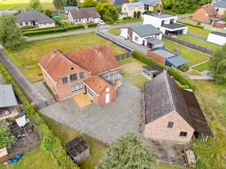 Te midden van een prachtig landelijke omgeving bevindt zich deze authentieke hoeve met bijgebouw op een perceel van +/- 19.322 m². Een unieke eigendom met enorm potentieel voor wie droomt van ruimte, rust en het creëren van een eigen landelijke woonplek. <br />Deze hoeve dient gerenoveerd te worden, maar vormt een ideale basis voor wie een charmante landelijke woning wil realiseren. <br /><br />Indeling:<br />We betreden de woning via de inkomhal die rechtstreekse toegang geeft tot de woonkamer en verder aansluit op een uitbouw achteraan voorzien van houtkachel. De keuken is momenteel apart en biedt veel potentieel om hier een aangename nieuwe leefkeuken te voorzien.<br />Voorts bevindt er zich op de gelijkvloerse verdieping een bureauruimte, badkamer, alsook een multifunctionele ruimte die in het verleden dienst deed als stal. Mits deze bij keuken of woonkamer te betrekken, zijn er zeer mooie open ruimtes te creëren. <br /><br />Overigens bestaat de woning op de eerste verdieping uit 3 slaapkamers en een bergruimte met ingemaakte kast.<br />Op deze verdieping vinden we bovendien een bijkomende zolder terug waar nog extra slaapkamers/hobbyruimtes gecreëerd kunnen worden. <br /><br />Bijzonderheden: <br />- Renovatieproject met zeer veel potentieel <br />- Unieke rustige ligging, met zicht op weilanden achteraan<br />- Bijgebouw van +/- 75m² aanwezig met mogelijkheid tot het omvormen van het bijgebouw naar paardenstallen of hobbyruimte<br />- Woning zelf staat op een perceel gelegen in woongebied, achterliggende weilanden in agrarisch gebied.