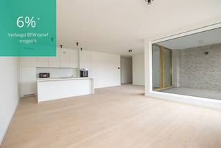 <p><span>Zoek je een appartement met ruimte, licht en groen in de stad? Dan is dit nieuwbouwappartement precies wat je nodig hebt. Met een bewoonbare oppervlakte van ca 133 m², drie slaapkamers, hoge plafonds, overvloedig natuurlijk licht en een terras van 9m² vind je hier alles wat doorgaans moeilijk te combineren is. Nóg troeven: mogelijkheid om aan te kopen onder 6% btw,- (mits voldaan aan voorwaarden).</span></p><p><span> </span></p><p><span>Hoogwaardige afwerking</span><span><br />Reeds bij het binnenkomen merk je dat er veel aandacht is besteed aan afwerking en detail. De inkomhal leidt je naar het volledige appartement, waar een doorlopende houten parketvloer voor een warme en stijlvolle uitstraling zorgt. De open keuken is voorzien van kwalitatieve toestellen van Whirlpool, een inductiekookplaat en een elegant werkblad. Ze sluit aan op een lichtrijke woonkamer met grote ramen en moderne accenten, zoals zwarte inbouwspots. Het schuifraam opent naar het terras, waardoor binnen- en buitenleven moeiteloos in elkaar overvloeien.</span></p><p><span> </span></p><p><span>Drie slaapkamers en luxueuze badkamer</span></p><p><span>Via de nachthal bereik je de drie slaapkamers, elk met dezelfde parketvloer, aluminium ramen met hoogrendementsglas en ingebouwde ventilatie. De badkamer straalt luxe uit met een inloopdouche voorzien van regenkop, dubbele wastafel, grote spiegel en terrazzo vloer- en wandtegels in steenlook. Daarnaast is er nog een aparte berging en een apart toilet aanwezig.</span></p><p><span> </span></p><p><span>Energiezuinig en modern</span><span><br />Dit nieuwbouwappartement is volledig afgewerkt en onmiddellijk beschikbaar. Met 6 zonnepanelen (2640 Wp) en hoogrendementsglas woon je hier toekomstgericht én energiezuinig.</span></p><p><span>Ondergrondse autostaanplaats aan te kopen voor € 28.200,-</span></p><p><span> </span></p><p><span>Rivierenhof om de hoek</span><span><br />Je woont hier ideaal, overal dichtbij en toch heerlijk rustig en groen. Het prachtige Rivierenhof, het grootste park van de stad, ligt op amper een paar minuten wandelen. Binnen een straal van nog geen 500 meter zijn liefst vier supermarkten. Ook heel wat buurtwinkels zijn vlakbij. Met de fiets, de bus of de tram sta je snel in de stad, met de auto sta je zo op de autostrade. Door de vernieuwing van de Wouter Haecklaan bevindt je je in het groen. </span></p><p><span><br /><br /></span></p><p><span> </span></p><p><span> </span></p>