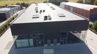 Op slechts 3 minuten van de N16 (Sint-Niklaas – Willebroek) bevindt zich deze moderne showroom langs de Puursesteenweg. Dankzij de opvallende ligging geniet het pand van veel visibiliteit.<br />De showroom heeft een vrije hoogte van 7 meter en is uitgerust met een grote sectionaalpoort (4 m x 4,5 m) en twee toegangsdeuren. Voor bezoekers of personeel zijn er 7 privatieve parkeerplaatsen beschikbaar, wat dit pand bijzonder geschikt maakt als showroom voor zelfstandigen of kmo’s. Indien gewenst, is er bovendien de mogelijkheid om kantoren op een mezzanine te voorzien.<br /><br />Technische voorzieningen:<br />Elektriciteit: 3-fase, 40A<br />Aansluiting op aardgas<br />Water aanwezig<br /><br />Een veelzijdige en instapklare ruimte die perfect inzetbaar is als showroom met uitstekende bereikbaarheid en zichtbaarheid.