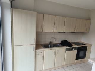 <strong>Plan je bezoek in via www.living-stone.be<br /><br /></strong>Gelijkvloers appartement met 2 kamers en tuintje.<br /><br />Dit appartement omvat een inkomhal, een woonkamer met een open geïnstalleerde keuken, een berging/wasplaats, nachthal met 2 kamers (11,60m² &amp; 6,60 m²), badkamer en een apart toilet.<br />Buiten geniet je van een tuintje met terras (zuidgericht).<br /><br />Gemeenschappelijke fietsenstalling ter beschikking achteraan het gebouw.<br /><strong>Beschikbaar 01/03/2026.</strong><br /><br />Zuinige EPC-waarde: 150 kWh/m² (klasse B)