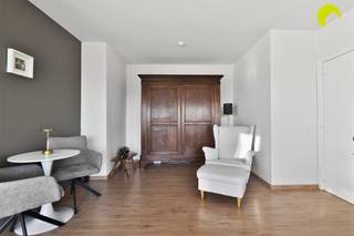 <p><span>In het rustige, groene deel van de Fruithoflaan vinden we in residentie "Le Gerlache" dit instapklaar 1-slpk. appartement met terras. </span></p><p><span>Het appartement ligt op de 8e verdieping en werd in 2008 stijlvol gerenoveerd.</span></p><p><span>Ook positief is het EPC-label B, een conform attest elektriciteit en de mogelijkheid tot aankoop van aan ondergrondse garagebox. (€ 25.000)</span></p><p><span> </span></p><p><span>Indeling:</span></p><p><span>We nemen de lift naar de 8de verdieping. Bij het binnenkomen in het appartement valt meteen op hoeveel daglicht er is dankzij de grote raampartijen aan de westzijde.</span></p><p><span>De vernieuwde, open keuken is voorzien van veel kastruimte en beschikt over alle nodige toestellen. </span></p><p><span>Aan de aangename living van ca 25m² paalt het terras van ca 13m². Hier geniet u van de namiddag- en avondzon.</span></p><p><span>Via de kleine nachthal hebben we tot slot toegang tot de slaapkamer van ca 11m², apart toilet en de badkamer. Deze werd voorzien van een douche, lavabomeubel en aansluitingen voor wasmachine.</span></p><p><span> </span></p><p><span>In de kelder is er nog een privatieve berging alsook een gemeenschappelijke fietsenstalling.</span></p><p><span> </span></p><p><span>Graag som ik nog even de troeven voor je op:</span></p><p><span>- instapklaar appartement</span></p><p><span>- centrale ligging op het groenste deel van de Fruithoflaan</span></p><p><span>- gunstig EPC, conforme elektriciteit</span></p><p><span> </span></p><p><span>nuttige informatie:</span></p><p><span>EPC 125 kWh/m²j</span></p><p><span>P-score: D  en G: score A</span></p><p><span>Oppervlakte volgens meting EPC</span></p><p><span> </span></p><p><span>Voor een bezoek ter plaatse kan u ons contacteren op het nummer 03 449 42 41 of mail ons via <span>hallo@habicom.be</span></span></p><p><span>Benieuwd naar de waarde van jouw woning?  Check het gratis op <span>www.watismijnhuiswaard.be</span></span></p><p><span> </span></p>