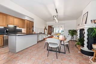<p><strong>Ruimte, luxe en een uitzonderlijk terras!</strong> Dit volledig gerenoveerde appartement van ca. <strong>180 m²</strong> combineert de charme van een herenhuis met hedendaags wooncomfort.</p><p><strong>Troeven:</strong></p><ul><li>Volledig gerenoveerd van A tot Z</li><li><strong>180 m² woonoppervlakte inclusief terras</strong></li><li>2 ruime slaapkamers</li><li>Nieuwe ramen</li><li>Moderne keuken met groot eiland &amp; alle toestellen</li><li>Moderne badkamer met <strong>dubbele inloopdouche </strong>en ventilatie</li><li>Nieuwe chape, isolatie en pleisterwerken</li><li>Elektriciteit conform</li><li>Overal inbouwspots</li><li>Veel ingebouwde kasten</li><li>Extra berging &amp; technische ruimtes</li><li>Boiler van ca. 1 jaar oud</li><li>Gasverwarming</li><li>Vernieuwde deuren en toilet</li><li>Verzorgde veranda</li><li>Buitenverlichting &amp; wateraansluiting op terras</li><li><strong>Instapklaar en uitstekend onderhouden</strong></li></ul><p><strong>Een uitzonderlijk ruim appartement met een terras dat je zelden aantreft. Hier hoef je enkel nog je koffers uit te pakken.</strong></p><p><strong>Meer info of een bezoek? </strong><br /><strong>karel@roetsvastgoed.be</strong><br /><strong>0470342025</strong></p>