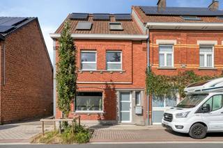 In de Spanjestraat 193 ontdekt u deze verrassend ruime halfopen bebouwing met enorm veel potentieel voor gezinnen, zelfstandigen of hobbyisten.<br /><br />Indeling:<br /><br />Gelijkvloers: Een opvallend diepe en uitgestrekte leefruimte met royale plaats voor een gezellige zithoek en grote eettafel.<br /><br />Eerste verdieping: Twee volwaardige, lichte slaapkamers en een eerste comfortabele badkamer.<br /><br />Tweede verdieping: De afgewerkte zolder heeft een derde slaapkamer, een eigen dressing en een tweede badkamer.<br /><br />Extra troeven:<br /><br />Energiezuinig: De woning is voorzien van een zonneboiler, wat zorgt voor een lagere energiefactuur.<br /><br />Bijgebouw vol mogelijkheden: Achteraan ligt een bijgebouw van maar liefst 60m². Deze ruimte is aan renovatie toe, maar is de perfecte blanco canvas voor een vrij beroep, atelier, mancave of extra opslag.<br /><br />Kort samengevat:<br /><br />Halfopen bebouwing met uitstekende bereikbaarheid.<br /><br />3 slaapkamers &amp; 2 badkamers.<br /><br />Energiebesparende zonneboiler.<br /><br />Bijgebouw (60m²) met eindeloos potentieel.<br /><br />Klaar om de verrassende ruimtes van deze woning zelf te ontdekken? Neem vandaag nog contact op voor een plaatsbezoek!<br /><br /><br /><br />Bestuursmaatregelen in het maatregelenregister: nee