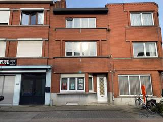 Ruim woonhuis met 10 plaatsen, 3 sanitaire units en koer.<br />De woning is enkel verkoop als woonhuis.<br />Ideaal voor inwonende kinderen of oudere persoon.