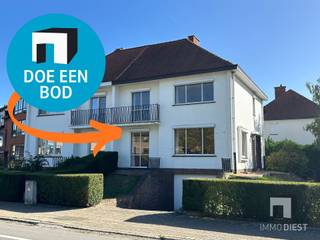 <p><span>Lorkenhof 22: Charmante gezinswoning met tuin en garage op topligging in Diest.</span></p><p><span>Bent u op zoek naar een woning met karakter en eindeloze mogelijkheden, op een absolute toplocatie in Diest? Ontdek dit charmante huis op Lorkenhof 22: ideaal gelegen op wandelafstand van scholen, winkels, station en groen, met een uniek vrij zicht over de schoolomgeving.</span></p><p><span>Deze halfopen bebouwing beschikt over een bijzonder lichtrijke leefruimte dankzij de grote raampartijen en oriëntatie. De indeling omvat drie volwaardige slaapkamers, een gezellige woonkamer, een aparte keuken, een badkamer met ligbad, een geïsoleerde zolder, een praktische kelder en een inpandige garage.</span></p><p><span>EPC = E. U heeft bijgevolg een renovatieplicht. Binnen 6 jaar dient u EPC D te behalen. <span>https://www.vlaanderen.be/een-huis-of-appartement-kopen/renovatieverplichting-voor-residentiele-gebouwen</span></span><span>  </span></p><p><span>Troeven van deze woning:</span></p><ul><li><span>Topligging in Diest:</span><span> rustige en residentiële buurt, vlakbij scholen, station en alle centrumvoorzieningen</span></li><li><span>Zeer veel lichtinval</span><span> door de grote ramen in elke leefruimte</span></li><li><span>Vrij uitzicht</span><span> zonder inkijk over de school en de omgeving</span></li><li><span>3 ruime slaapkamers</span><span>  ideaal voor gezinnen of wie extra ruimte zoekt</span></li><li><span>Garage &amp; kelder</span><span>: handige opbergmogelijkheden en veilige parkeerplaats</span></li><li><span>Private tuin</span><span>  perfect om naar eigen wens in te richten</span></li><li><span>Te renoveren</span><span>: pak het geheel aan volgens jouw eigen smaak en woonbehoeften, mét behoud van authentieke elementen zoals de originele trap en gezellige haard</span></li></ul><p><span>Dit is de perfecte opportuniteit voor wie zelf de handen uit de mouwen wil steken en een woning volledig naar eigen wens wil omvormen op een toplocatie in Diest. Dankzij de sterke structuur en het potentieel van deze woning, creëert u hier in een mum van tijd uw droomhuis.</span></p><p><span>Interesse om deze woning te komen ontdekken? Neem vandaag nog contact op voor een bezichtiging laat deze kans niet liggen!</span></p><p><span>Meer info of afspraak:<br /><span>info@immodiest.be</span></span><span><br />+32 13 31 25 22<br /><span>www.immodiest.be</span></span></p><p><span> </span></p><p><span>360° tour te bekijken op de website <span>www.immodiest.be</span></span><span> </span></p><p><span> </span></p><p><span>Disclaimer:<br />De gebruikte AI-renders op deze website zijn gecreëerd met behulp van artificiële intelligentie en dienen uitsluitend ter illustratie van de mogelijke inrichting of uitstraling van een pand. Deze beelden zijn niet bindend en geven geen garantie over de huidige of toekomstige toestand van het vastgoed. Afmetingen, materialen, kleuren en inrichting op de AI-renders kunnen afwijken van de werkelijkheid. Geïnteresseerden worden aangeraden steeds het pand persoonlijk te bezichtigen en geen rechten te ontlenen aan de getoonde visualisaties. Voor vragen of verduidelijkingen kan u steeds contact opnemen met Immo Diest. </span></p><p><span> </span></p>