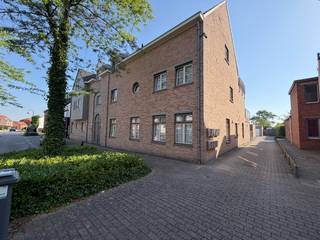 Ligging:<br />Het appartement is gelegen nabij het centrum van Geel. <br />Alle nodige faciliteiten (openbaar vervoer, winkels, scholen...) zijn goed bereikbaar.<br /><br />Het appartement bevindt zich gelijkvloers.<br /><br />Het appartement bestaat uit:<br />- Woonkamer<br />- Keuken<br />- Berging<br />- Badkamer met bad, douche en lavabo<br />- Apart toilet<br />- 2 slaapkamers<br />- Garage (achteraan gelegen)<br /><br />Extra:<br />- Huurprijs: 720 euro/maand + 40 euro/maand gemeenschappelijke kosten<br />- Beschikbaar vanaf 01/09/2026<br />- Gordijnen, blinden en verlichting aanwezig<br /><br />Uitsluitend via onze website www.vastengoed.be kan u een bezichtiging inplannen op de vooropgestelde bezoekmomenten. Voor andere vragen kan u het kantoor bereiken op het nummer 014/72.73.74.