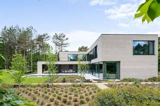 <p><span><br />Deze exclusieve villa werd gebouwd door villabouw Sels op een discrete en residentiële ligging te Oud-Turnhout.</span></p><p><span>Zowel op technisch als esthetisch vlak werden géén concessies gedaan; afwerking op topniveau.</span></p><p><span> </span></p><p><span>U rijdt de doodlopende straat binnen en ervaart ineens de rust en luxe van deze bijzondere locatie. De villa werd optimaal ingetekend op het perceel om volop zonlicht te kunnen ontvangen op de terrassen en toch volop privacy te genieten. </span></p><p><span> </span></p><p><span>Indeling</span></p><p><span>Bij binnenkomst in de centrale inkom betreedt u ineens het leefgedeelte met prachtige raampartijen naar tuin en terras. De grote leefruimte biedt veel mogelijkheden en omvat een zitkamer, eetkamer en een prachtige leefkeuken.Vanuit de keuken heeft u directe toegang tot de bijkeuken. Deze tweede keuken werd ingericht met een volledige kastenwand en diverse inbouwtoestellen. Zij inkom met eveneens een maatwerk kastenwand en toegang tot de kelder. Vanuit de leefkeuken geniet u van een prachtig zicht over de tuin en terrassen, waaronder het zeer ruime overdekte terras. Het bijzonder grote overdekte terras is een uitbreiding van de leefruimte met een volledig uitgeruste buitenkeuken en een design haardvuur. </span></p><p><span> </span></p><p><span>Verdieping</span></p><p><span>Op de verdieping bereikt u de centrale ruimte met kantoor inrichting en vide, vervolgens bereikt u een unieke mastersuite bestaande uit een slaapkamer met grote raampartijen, een half open badkamer ensuite alsook een ruime walk in dressing. Nog twee grote slaapkamers, een tweede badkamer en een wasplaats met voorzieningen voor wassen, drogen en strijken. </span></p><p><span> </span></p><p><span>Kelder met technische installaties en bergruimte. </span></p><p><span> </span></p><p><span>Tuin en buitenruimtes</span></p><p><span>Rondom de villa werd een prachtige tuin aangelegd met een groot zwembad, overdekt terras en bijkomende terrassen. De tuin biedt rust en privacy met het hele jaar een variatie van de seizoenen.</span></p><p><span> </span></p><p><span>Bijzonderheden</span></p><p><span>Deze zeer exclusieve villa werd gebouwd met de beste materialen en met veel oog voor detail. Er werden veel kenmerkende details in de afwerking gerealiseerd. Van ingebouwde verlichting en plafondhoge ramen tot schuiframen welke verdwijnen en maatwerk deurkrukken; alle details zijn tot in perfectie afgewerkt. </span></p><p><span> </span></p><p><span>Meer inlichtingen via ons kantoor.</span></p>