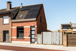 Deze instapklare halfopen bebouwing is gelegen in het gezellige grensdorp Putte, op korte afstand van het dorpscentrum. Winkels, scholen en openbaar vervoer zijn dus allemaal in de nabije omgeving terug te vinden. U komt de woning binnen via een aparte inkomhal, vanwaar u rechtstreeks doorloopt naar de leefruimte. Deze gezellige woonkamer met houtkachel kan dankzij een groot raam vooraan genieten van heel wat inval van daglicht. Grenzend aan de woonkamer bevindt zich de comfortabel ingerichte keuken, voorzien van een mooi granieten werkblad. Via een achterdeur in de keuken heeft u toegang tot de tuin. Verder beschikt het gelijkvloers nog over een nette badkamer met inloopdouche, toilet en dubbele wastafel en een 1e slaapkamer. De houten trap brengt u vanuit de inkomhal naar de nachthal op de 1e verdieping, waar zich verder nog 2 volwaardige slaapkamers bevinden. Het perceel heeft een totale oppervlakte van 290m². In de gezellige tuin naast en achter de woning kan u de ganse dag van de buitenlucht en het zonnetje genieten. Achteraan het perceel is nog een grote garage aanwezig, die toegankelijk is met de wagen via de Driehoevenseweg. Ze is voorzien van een automatische poort. Aansluitend aan de garage heeft u nog een praktische wasplaats. 