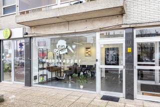 Bent u op zoek naar een polyvalente handelsruimte op een toplocatie in Deurne? Dan is deze gelijkvloerse ruimte van 90m² met geïnstalleerde open keuken en apart sanitair precies wat u zoekt!<br /><br />Gemeenschappelijke kosten: €125/maand (provisie water, verwarming minuterie)<br /><br />Pluspunten:<br />- Topligging: nabij invalswegen, openbaar vervoer, winkels, ...<br />- Geïnstalleerde open keuken en apart sanitair<br /><br />Voor meer informatie kan u steeds contact opnemen met One vastgoed!