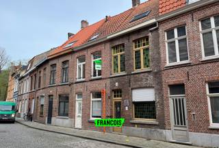 Ontdek deze charmante, instapklare stadswoning in het hart van Brugge. Dankzij de centrale ligging bereik je vlot scholen, winkels, openbaar...