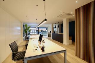 Gelijkvloers handelspand/kantoor/winkel met een oppervlakte van ca. 127 m² en een indrukwekkende etalage van maar liefst 9 meter breed. Dankzij...