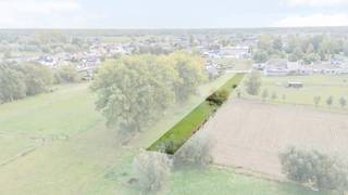<p>Ruim perceel voor halfopen bebouwing te koop in een rustige straat nabij de dorpskern van Berlare.</p>

<p>Dit perceel biedt een uitstekende opportuniteit voor wie op zoek is naar bouwgrond in een residentiële omgeving met een vlotte bereikbaarheid. De grote perceeloppervlakte laat toe om een comfortabele halfopen bebouwing te realiseren met voldoende buitenruimte en privacy. Dankzij de rustige ligging geniet u hier van een aangename woonomgeving, terwijl winkels, scholen en het centrum van Berlare zich op korte afstand bevinden. Ook het Donkmeer en de omliggende Scheldemeersen liggen vlakbij, ideaal voor wie houdt van natuur, wandelen en ontspanning. Een interessante kans om uw woonproject te realiseren op een aantrekkelijke locatie in Oost-Vlaanderen.</p>

<p> </p>

<p>Belangrijkste ruimtes:<br />• Ruim perceel geschikt voor het bouwen van een halfopen bebouwing<br />• Mogelijkheid tot het creëren van een tuin en terraszone<br />• Residentiële ligging in een rustige straat nabij het centrum</p>

<p>Troeven:<br />• Zeer groot perceel met mogelijkheden voor een ruime halfopen bebouwing<br />• Rustige straat op korte afstand van de dorpskern van Berlare<br />• Nabij Donkmeer en de Scheldemeersen voor natuur en recreatie</p>

<p>Neem vandaag nog contact op met je ERA-makelaar voor meer informatie. JOUW DROOMGROND. ZO GEVONDEN!</p>