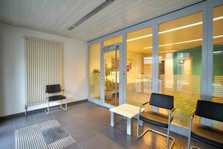 Ontdek dit zeer ruime handelspand, voorheen gebruikt als bank- en verzekeringskantoor, gelegen op een centrale locatie te Oosteeklo. Dit...