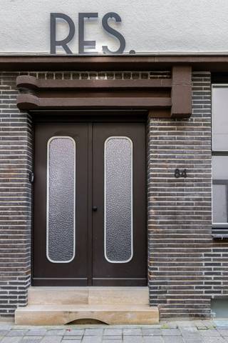 Deze gloednieuwe handelsruimte is gelegen in een stijlvol en karaktervol gebouw met een indrukwekkende gevel in modernistische architectuur, op slechts enkele stappen van het strand en de belangrijkste winkelstraten.<br /><br />Het pand is uitermate geschikt voor een vrij beroep, kantoor of andere professionele activiteit.<br /><br />Indeling: twee aparte ruimtes die kunnen dienen als vergader- of kantoorruimte, waarvan één voorzien is van een open, volledig uitgeruste keuken. Daarnaast is er een ruim afzonderlijk toilet met lavabomeubel aanwezig.<br /><br />De afwerking gebeurde met hoogwaardige en hedendaagse materialen. <br /><br />In het gebouw is bovendien een ruime fietsenstalling aanwezig, uitgerust met meerdere oplaadpunten voor elektrische fietsen.<br /><br />!!!!! Verkoop gebeurt onder het stelsel van registratierechten (geen btw van toepassing).