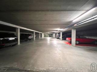 2 ondergrondse staanplaatsen met grote berging, in het centrum van Waregem.Afmetingen per staanplaats: 5m x 2,7mOppervlakte berging: 20...