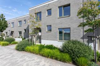 Prachtige, recente NIEUWBOUW woning met 3 ruime slpk, 4e dressing/bureaukamer en leuke tuin, ideaal gelegen vlak aan het Galgenweel naast de Schelde, met prachtig uitzicht op de skyline van Antwerpen. EPC A (56!) <br />BJ 2022 – geen 21% BTW, maar slechts 2% registratierechten mogelijk !<br />KOOPJE! : Terwijl identieke nieuwbouw woningen onder BTW-stelsel 1 straat verder in totaal circa. 530.000 euro kosten (BTW inbegrepen) kan je deze NIEUWBOUW woning uit 2022 kopen voor 457.980 euro registratierechten inbegrepen, een verschil van meer dan 70.000euro met nieuwbouw onder BTW-stelsel !!<br />Grote troef van deze woning : deze woning ligt op de 1e lijn vanaf het water, niet middenin de Regatta-wijk.<br /><br /><span>Recente NIEUWBOUW woning in de bruisende Regatta wijk met zicht op de skyline van Antwerpen aan de Schelde. Hier kom je tot rust aan de rand van het Galgenweel, het park of kan je sporten om de hoek. Winkels (o.a. Colruyt, Aldi, ...), horeca, scholen en openbaar vervoer zijn op wandelafstand. Shoppen of liever uit eten in de Koekenstad? Op 5min ben je met de tram of fiets in het centrum.<br /><br /><br /></span>