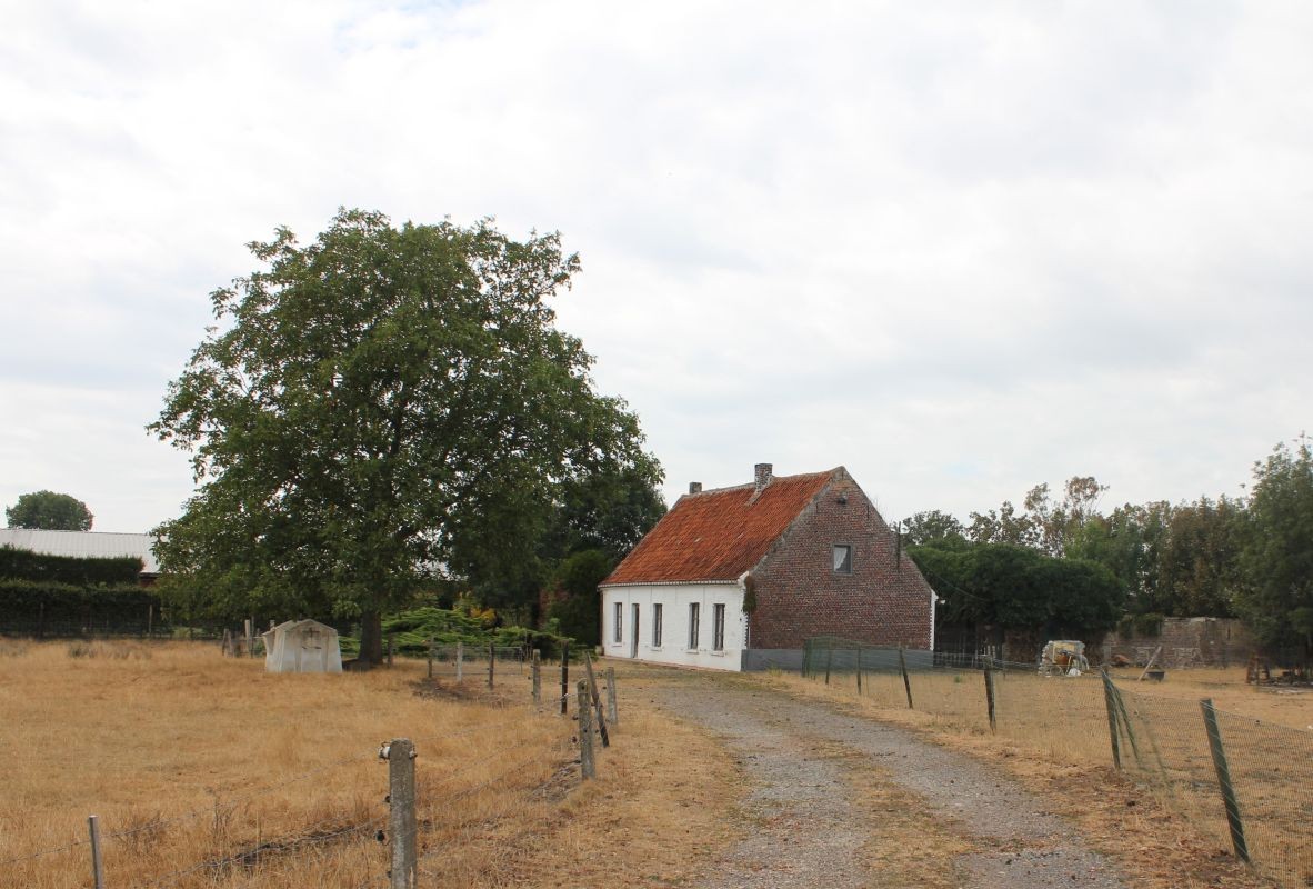 Te renoveren hoevetje op circa 65 are te koop te EekloGelegen in het mooie landelijke gebied nabij Sint-Laureins