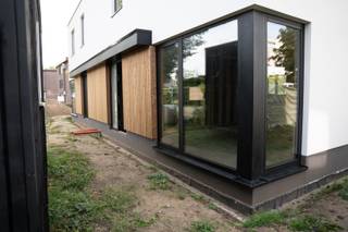 <p>Duurzame nieuwbouwwoning met 3 ruime slaapkamers</p><p>In de Pieter Breughelstraat in Maaseik bevindt zich deze moderne, energiezuinige nieuwbouwwoning met 141 m² woonoppervlakte op een perceel van 274 m².</p><p>De ruwbouw is reeds gerealiseerd. De verdere afwerking gebeurt in samenspraak met de projectontwikkelaar, met ruimte voor persoonlijke keuzes. Keuken en sanitair zijn niet inbegrepen en kunnen vrij gekozen worden. Het bijbehorende leidingwerk, tegelwerk en de randwerkzaamheden zijn wel inbegrepen.</p><p>Indeling</p><p>Het gelijkvloers omvat een inkomhal met gastentoilet, een lichtrijke leefruimte met open keuken en een praktische berging. Grote raampartijen bieden rechtstreeks toegang tot de tuin.</p><p>Op de eerste verdieping bevinden zich drie ruime slaapkamers, een badkamer met ruimte voor een dubbele wastafel, inloopdouche en ligbad, en een afzonderlijk toilet.</p><p>Duurzaam en energiezuinig</p><p>De woning wordt gebouwd in houtskeletbouw met hoogwaardige isolatie en beschikt over aluminium ramen met triple beglazing, een full electric warmtepomp, zonnepanelen, ventilatiesysteem D en regenwaterrecuperatie.</p><p>De tuin kan naar eigen wens worden ingericht. Een carport, tuinberging en bestrating zijn optioneel tegen meerprijs.<br />Oplevering mogelijk binnen drie maanden na ondertekening.<br />De renders zijn indicatief. De definitieve uitvoering en afwerking worden bepaald door het verkooplastenboek en de gemaakte afspraken.</p><p>Interesse? Contacteer ons via telefoon of het contactformulier.</p>
