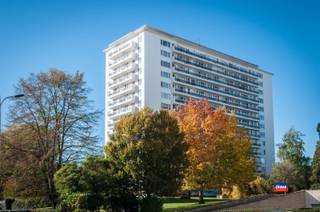 <p><span>HOBOKEN | RÉSIDENCE FRIESLAND | APPARTEMENT AVEC DEUX CHAMBRES ET DEUX TERRASSES | SITUÉ AU NEUVIÈME ÉTAGE D'UN IMMEUBLE TRÈS BIEN ENTRETENU | EPC B | </span></p><p><span>Agencement comme suit : hall d'entrée avec vestiaire - pièce à vivre avec terrasse - cuisine fermée et équipée - débarras - couloir de nuit avec toilettes - chambre 1 - chambre 2 avec terrasse.</span></p><p><span>Cave privative. Surface habitable de 102 m². Très lumineux et offrant une belle vue panoramique sur la ville d'Anvers. </span></p><p><span>Située au cœur d'une impasse, à quelques pas des supermarchés, d'une école et des transports en commun.</span></p><p><span>Le centre-ville d'Anvers est facilement accessible en vélo (électrique). </span></p>