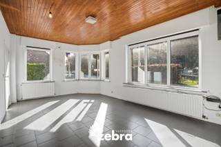 Nabij het centrum van Meulebeke bevindt zich deze deels gerenoveerde hoekwoning met veel potentieel en extra bergruimte. Verschillende winkels, horeca, scholen, sportgelegenheid ... bevinden zich op wandel- en fietsafstand. Dankzij de nabijheid van diverse invalswegen geniet u bovendien van een vlotte bereikbaarheid.<br /><br />Bij het betreden van de woning komt u in de inkomhal met apart gastentoilet. Verder beschikt de woning over een leefruimte, een ingerichte keuken, een kelder en een inpandige garage. Achteraan bevindt zich een gezellige koer met zijdoorgang naar de straat. <br /><br />Op de eerste verdieping bevinden zich drie slaapkamers, een badkamer uitgerust met douche, dubbele wastafel en een apart toilet. <br /><br />Een extra troef zijn de twee aangebouwde bijgebouwen van respectievelijk ca. 50 m² en 65 m², ideaal als opslagruimte of hobbyatelier.<br /><br />De woning beschikt over een EPC-label D waardoor er geen renovatieverplichting van toepassing is.<br /><br /><strong>Ook wild geworden van deze thuis?<br />Twijfel niet langer en leg vandaag nog uw bezoek vast!</strong>