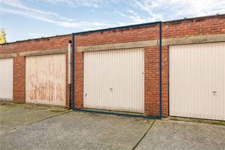 <p>Op zoek naar een veilige parkeerplaats of extra opslagruimte op een gunstige locatie? Ontdek dan deze gesloten manuele garagebox van ca. 16 m², rustig gelegen achter het appartementsblok aan de Laarsebaan 93 in Merksem.</p>
<p>De garagebox bevindt zich op een achterliggend terrein en is bereikbaar via de linkerzijkant van het appartementsgebouw aan Laarsebaan 87. Hierdoor geniet je van rust, privacy en extra veiligheid. De garage is bovendien zeer goed onderhouden en asbestveilig, waardoor je ze meteen zonder zorgen kan gebruiken. Ideaal voor het parkeren van je wagen of motor, maar ook perfect als praktische opslagruimte.</p>
<p>Ook de ligging is hier een enorme troef. Dankzij de vlotte bereikbaarheid en de centrale ligging nabij belangrijke verbindingswegen is deze garagebox ideaal voor eigen gebruik, maar ook een interessante investering met aantrekkelijk verhuurpotentieel.</p>
<p><strong>Troeven:</strong></p>
<ul>
<li>
<p>Gesloten garagebox van ca. 16 m²</p>
</li>
<li>
<p>Zeer goed onderhouden en asbestveilig</p>
</li>
<li>
<p>Centrale en vlot bereikbare ligging</p>
</li>
</ul>
<p></p>