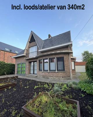 Open bebouwing met loods / atelier van 340 m2. <br /><br />4 Slaapkamers<br />Gas CV + waterketel (condensatie) 2017 <br />Ramen boven dubbel glas vernieuwd 2018<br />Ramen / voordeur beneden dubbel glas vernieuwd 2023<br />Zoldervloer geïsoleerd PUR 2023