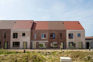Deze energiezuinige nieuwbouwwoning met een bewoonbare oppervlakte van 118 m² bevindt zich in een park gelegen langs het kanaal Bossuyt-Kortrijk.Op...