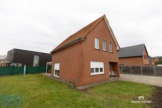 Gelegen op Wiekstraat 212 te Genk, presenteren wij u deze open bebouwing op een perceel van 546 m².<br />De woning beschikt over een royale tuin van circa 444 m², ideaal voor ontspanning en buitenactiviteiten.<br />Met een perceelbreedte van 21 meter en een diepte van 27 meter biedt deze woning tal van mogelijkheden.<br />De westelijke oriëntatie van de tuin garandeert optimale zonlichtinval gedurende de namiddag en avond.<br />Bovendien bevindt het pand zich op fietsafstand van het station en het bruisende centrum van Genk, met scholen en winkels op wandelafstand.<br />Een bijkomend voordeel is dat het perceel niet gelegen is in een overstromingsgebied, wat extra gemoedsrust biedt.<br /><br /><strong>Belangrijkste kenmerken:</strong><br />Drie ruime slaapkamers, perfect voor gezinnen.<br /><br />Recent vernieuwde elektriciteit voor uw veiligheid en comfort.<br /><br />Hoogrendement pvc-beglazing voor uitstekende isolatie en energiebesparing.<br /><br />Efficiënte gasgestookte ketel voor verwarming.<br /><br />Praktische kelderruimte, ideaal voor opslag of hobby's.<br /><br />Deze woning combineert comfort, ruimte en een gunstige ligging. Mis deze unieke kans niet om eigenaar te worden van dit prachtige pand in het hart van Genk.<br />Voor meer informatie of het plannen van een bezichtiging, neem contact op met de makelaar.<br />BaykalFevzi<br />0497523595