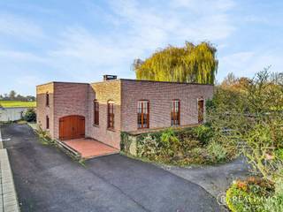 Deze goed onderhouden alleenstaande woning, gelegen op een gunstige en vlot bereikbare locatie in het landelijke Sint-Denijs, combineert...