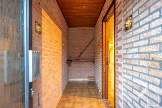 <p><span>Te renoveren woning met veel potentieel en gunstige EPC-score C</span></p><p><span>In een aangename en goed bereikbare buurt bevindt zich deze te renoveren woning boordevol mogelijkheden. Een ideale opportuniteit voor wie graag de handen uit de mouwen steekt en een woning volledig naar eigen smaak en hedendaagse normen wil afwerken. Bovendien beschikt de woning reeds over een gunstige EPC-score C, wat een sterke basis vormt voor verdere renovatie.</span></p><p><span>Op het gelijkvloers komt u via de hal binnen in de ruime leefruimte die overgaat in de aansluitende keuken. Dankzij de veranda geniet u van extra lichtinval en een aangename overgang naar buiten. De veranda geeft rechtstreeks toegang tot de tuin, waar u een gezellige buitenruimte kan creëren om in alle rust te genieten. </span></p><p><span>Op de eerste verdieping bevinden zich twee slaapkamers en een badkamer. Verder is er nog een grote zolderkamer die tal van mogelijkheden biedt, zoals het inrichten van een extra slaapkamer, bureau of hobbyruimte.</span></p><p><span>Een bijkomende troef is de aanwezige kelder, ideaal als extra bergruimte of voorraadplaats. </span></p><p><span>De woning is gelegen in een goede en rustige woonomgeving met een vlotte verbinding naar winkels, scholen en openbaar vervoer. Ook belangrijke invalswegen bevinden zich in de nabijheid, waardoor u zich gemakkelijk kan verplaatsen naar omliggende gemeenten en het stadscentrum.</span></p><p><span>Een interessante kans voor wie op zoek is naar een woning met karakter, ruimte en toekomstmogelijkheden op een gunstige locatie.</span></p><p><span> </span></p><p><span>Plan je graag een bezoek? 0492/39.16.32 (Jelle) |  info@immomk.be - ook voor een correcte waardebepaling kan u bij ons terecht.</span><span> </span></p><p><span> </span></p>