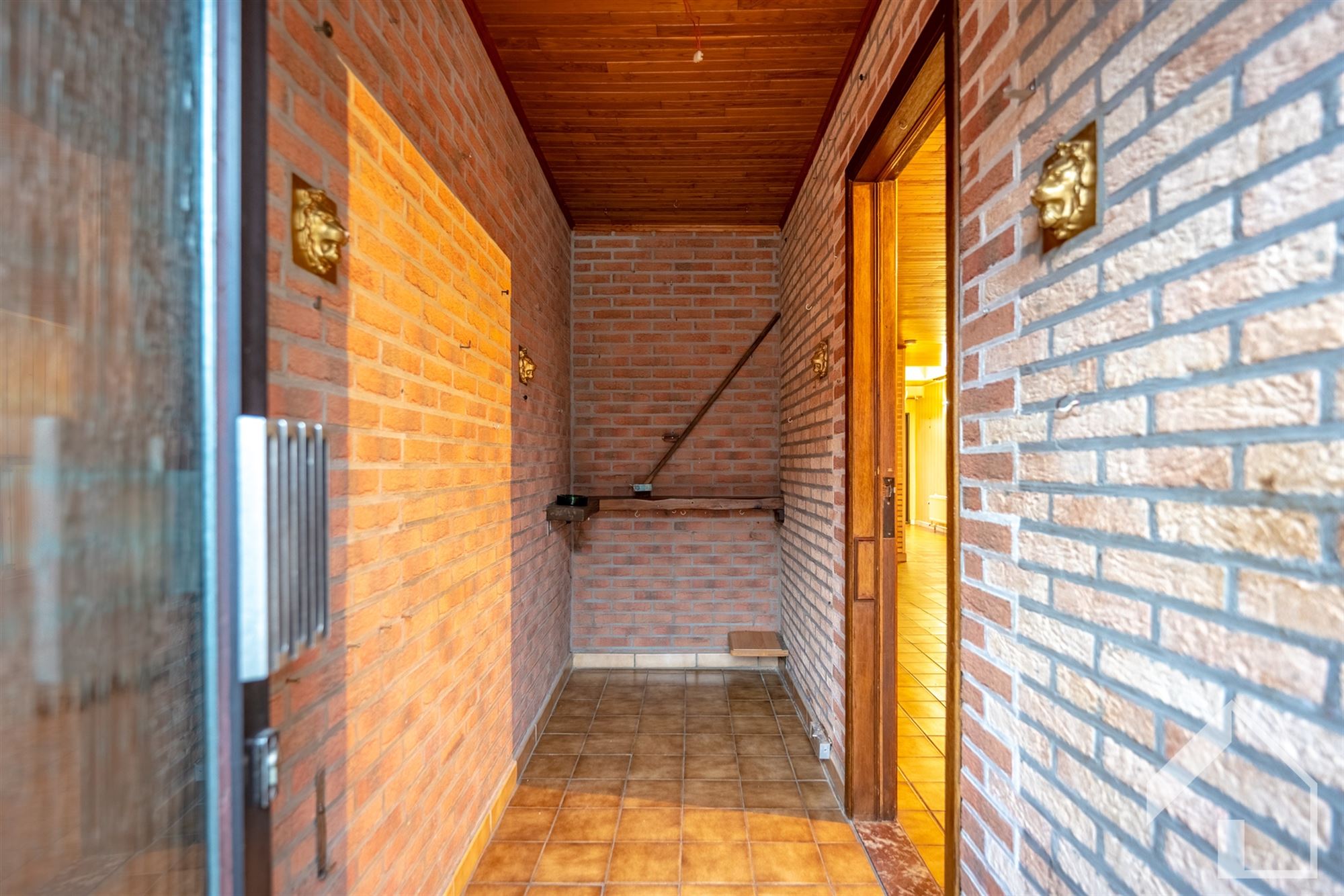 Te renoveren woning met veel potentieel - foto 2