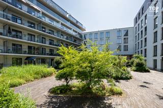 Deze serviceflat gelegen in de residentie Dunant Gardens heeft een fantastische ligging. Deze is verhuurd voor onbepaalde duur wat een gegarandeerd jaarlijks rendement geeft. Een TOP investering met het oog op de toekomst. <br /><br />Betreft de opwaardering van de waarde van het appartement in de toekomst in combinatie met het maandelijks rendement zijn enkele parameters cruciaal : <br /><br />1) Qua ligging is deze strategisch zeer goed gelegen. Het centrum van Gent ligt vlakbij. Er zijn tal van supermarkten, winkels, bars en restaurants in de buurt. Zowel de Watersportbaan als het recreatiedomein de Blaarmeersen zijn vlakbij. Het zorgt ervoor dat dit een zeer gegeerde ligging is. Ook de verbinding met het openbaar vervoer is ideaal.<br />2) Er werd duurzaam gebouwd (EPC A)<br />3) De vraag naar serviceflats / assistentie woningen zijn enorm. De grote vraag icm beperkt aanbod zorgt altijd voor een economisch interessante investering. <br />4) De plaatselijke extra service en assistentie zijn een absolute meerwaarde<br />5) De opbrengst gaat mee met de indexatie.<br /><br />Het appartement zelf beschikt over een lichtrijke leefruimte met een open volledig geïnstalleerde keuken. De slaapkamer is zeer ruim wat het nodige comfort geeft. De badkamer heeft een ruime inloopdouche. Heel het gebouw is rolstoeltoegankelijk. <br />Het balkon / terras is 14m2 groot, zijn een absolute meerwaarde. Doordat het appartement zich op de 4de verdieping bevindt heb je een fantastisch uitzicht. Ideaal om even te genieten van de rust. <br />In de extra bergingsruimte is er een aansluiting voorzien voor de wasmachine en de droogkast. <br /><br />De gemeenschappelijke tuin en de gemeenschappelijke ruimtes beneden voor de bewoners zorgen voor gezelligheid en ontspanning.<br /><br />Het appartement heeft alles in huis om comfortabel in te vertoeven! Alleen maar extra voordelen en pluspunten!<br /><br />Momenteel brengt de permanente verhuur maandelijks 1000 EUR op. Een stabiele zorgeloze maandelijkse opbrengst.<br /><br />Deze opportuniteit is werkelijk een UNIEKE kans als investering. Een TOPPER voor de snelle beslisser. <br /><br />Interesse? Contacteer dan snel Topvastgoed op het nummer 0475 700 700 om deze investering te bespreken. Ook een bezoek ter plaatse is mogelijk.